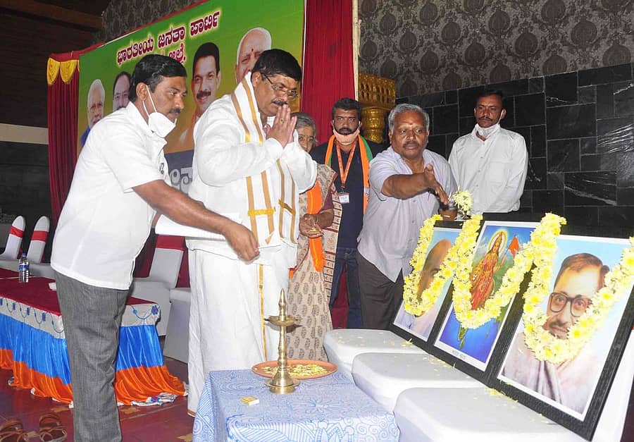 ಹಾಸನದ ಎಚ್‌.ಎಂ.ಟಿ ಕಲ್ಯಾಣ ಮಂಟಪದಲ್ಲಿ ನಡೆದ ಬಿಜೆಪಿ ಪೂರ್ವಭಾವಿ ಸಭೆ ಉಸ್ತುವಾರಿ ಸಚಿವ ಕೆ.ಗೋಪಾಲಯ್ಯ ಉದ್ಘಾಟಿಸಿದರು.