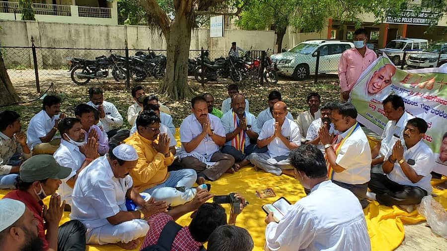 ಎಚ್.ಡಿ.ದೇವೇಗೌಡ ಹಾಗೂ ಅವರ ಪತ್ನಿ ಚೆನ್ನಮ್ಮ ಅವರು ಕೋವಿಡ್‌ನಿಂದ ಬೇಗನೆ ಚೇತರಿಸಿಕೊಳ್ಳಲಿ ಎಂದು ಜಿಲ್ಲಾ ಜೆಡಿಎಸ್ ವತಿಯಿಂದ ಸರ್ವಧರ್ಮ ಪ್ರಾರ್ಥನೆ ಮಾಡಲಾಯಿತು.