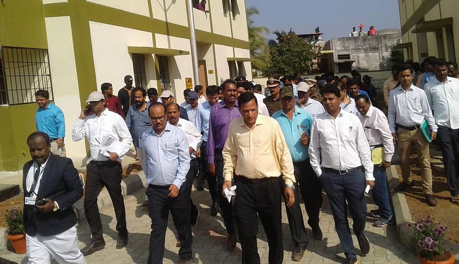 ಧಾರವಾಡ ಜಿಲ್ಲೆಯ ಅಳ್ನಾವರ ತಾಲ್ಲೂಕಿನಲ್ಲಿ ರೈಲ್ವೆ ಕಾಲೊನಿಯಲ್ಲಿ ವಸತಿ ಸಮಚ್ಛಯ ಉದ್ಘಾಟಿಸಲು ತೆರಳಿದ್ದ ಅಜಯಕುಮಾರ ಸಿಂಗ್