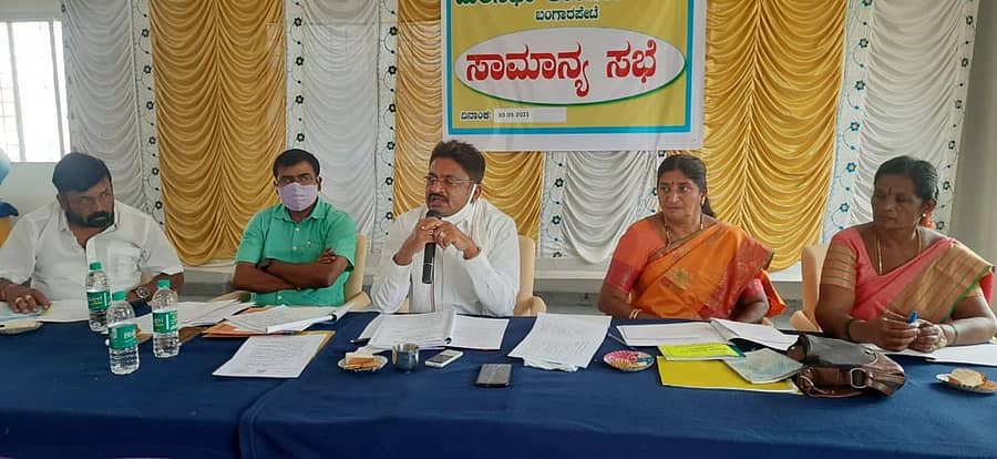 ಬಂಗಾರಪೇಟೆ ಪುರಸಭೆ ಸಭಾಂಗಣದಲ್ಲಿ ನಡೆದ ಸಾಮಾನ್ಯ ಸಭೆಯಲ್ಲಿ ಶಾಸಕ ಎಸ್.ಎನ್. ನಾರಾಯಣಸ್ವಾಮಿ ಮಾತನಾಡಿದರು