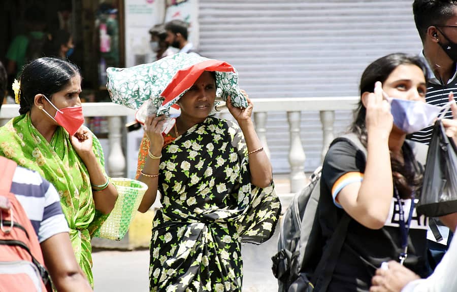ಮೈಸೂರಿನಲ್ಲಿ ಮಹಿಳೆಯೊಬ್ಬರು ಬಿಸಿಲಿನಿಂದ ರಕ್ಷಣೆ ಪಡೆಯಲಿಕ್ಕಾಗಿ ಗುರುವಾರ ತಮ್ಮಲ್ಲಿದ್ದ ಬ್ಯಾಗನ್ನೇ ಬಳಸಿಕೊಂಡರು