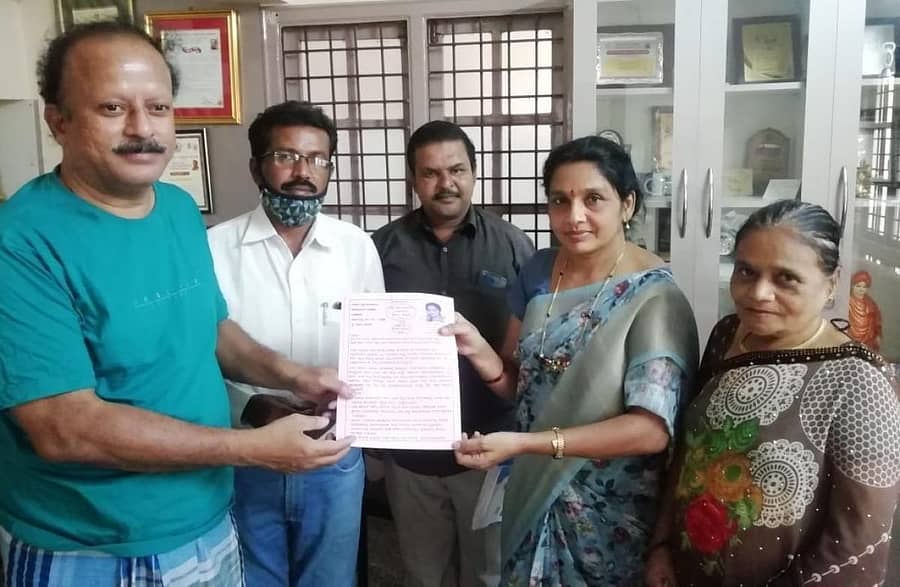 ಕನ್ನಡ ಸಾಹಿತ್ಯ ಪರಿಷತ್ತಿನ ಜಿಲ್ಲಾ ಅಧ್ಯಕ್ಷ ಸ್ಥಾನದ ಚುನಾವಣೆಗೆ ಸ್ಪರ್ಧಿಸಿರುವ ವಿನೋದಾ ಕರ್ಣಂ ಅವರು ಹೊಸಪೇಟೆಯಲ್ಲಿ ಮತಯಾಚಿಸಿದರು