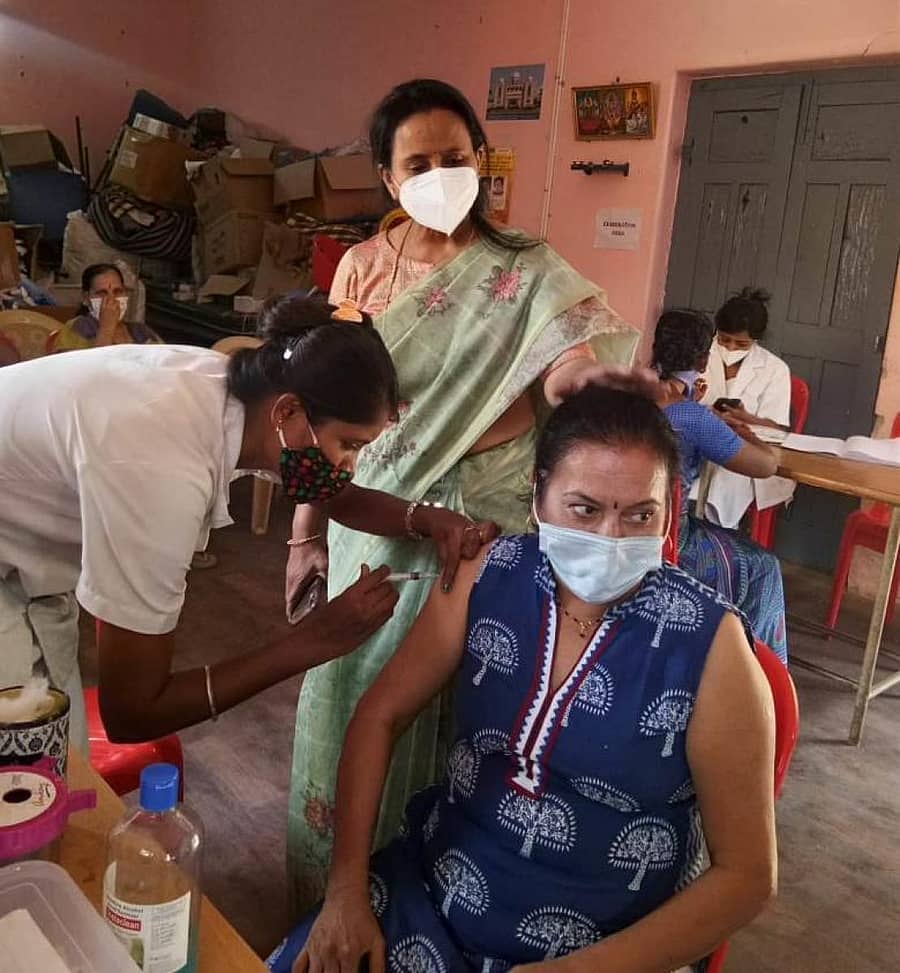 ಮಹಿಳೆಯೊಬ್ಬರು ಲಸಿಕೆ ಪಡೆಯುತ್ತಿರುವುದು