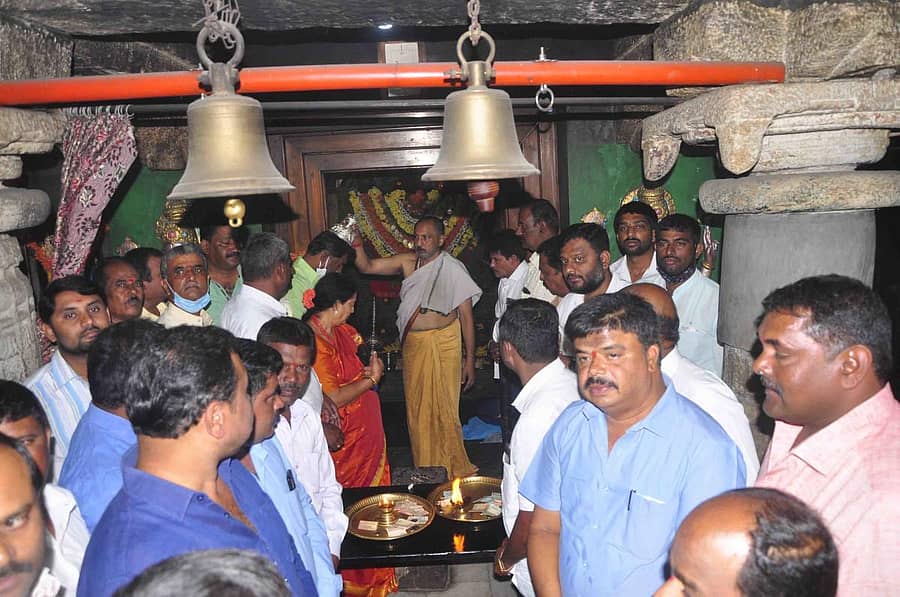 ಹಾಸನದ ನೀರು ಬಾಗಿಲು ಆಂಜನೇಯ ಸ್ವಾಮಿ ದೇವಸ್ಥಾನದಲ್ಲಿ ಜೆಡಿಎಸ್‌ ಕಾರ್ಯಕರ್ತರು ವಿಶೇಷ ಪೂಜೆ ಸಲ್ಲಿಸಿದರು