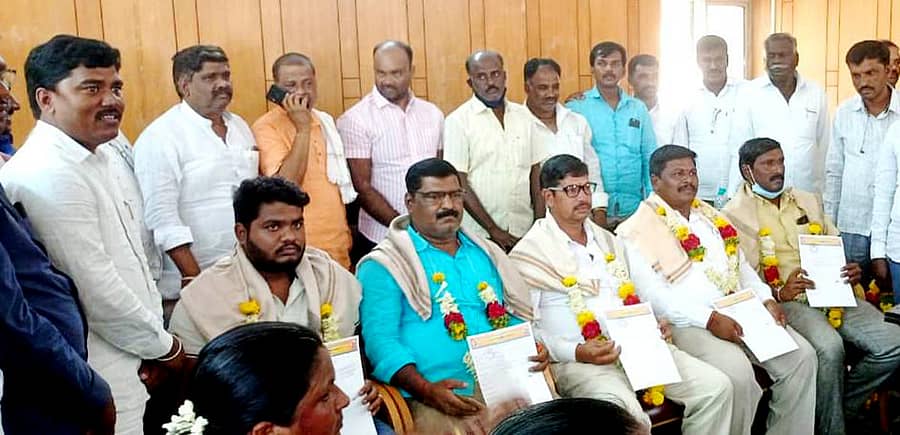 ಹಾವೇರಿ ನಗರದ ಪ್ರವಾಸಿ ಮಂದಿರದಲ್ಲಿ ಕರ್ನಾಟಕ ರಾಜ್ಯ ಮಾದಿಗ ಗುತ್ತಿಗೆದಾರರ ಹಾವೇರಿ ಜಿಲ್ಲಾ ಸಂಘಕ್ಕೆ ಆಯ್ಕೆಯಾದ ಪದಾಧಿಕಾರಿಗಳನ್ನು ಈಚೆಗೆ ಸನ್ಮಾನಿಸಲಾಯಿತು