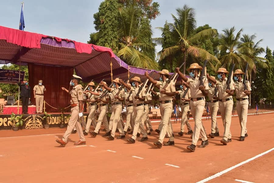 ಜಿಲ್ಲಾ ಪೊಲೀಸ್ ಇಲಾಖೆಯಿಂದ ಶುಕ್ರವಾರ ಚಂದು ಮೈದಾನದಲ್ಲಿ ಹಮ್ಮಿಕೊಂಡಿದ್ದ ಪೊಲೀಸ್ ಧ್ವಜ ದಿನಾಚರಣೆಯ ಪಥ ಸಂಚಲನದ ದೃಶ್ಯ.