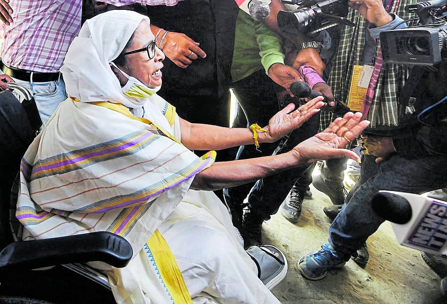 ಮಾಧ್ಯಮಗಳೊಂದಿಗೆ ಮಾತನಾಡುತ್ತಿರುವ ಮಮತಾ ಬ್ಯಾನರ್ಜಿ (ಪಿಟಿಐ)