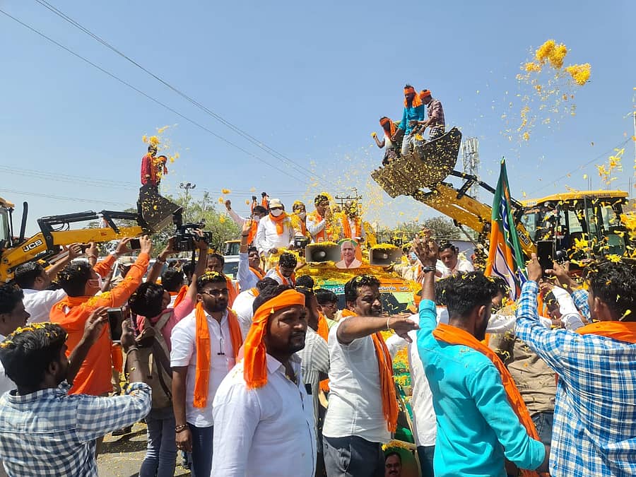 ಬಿಜೆಪಿ ರಾಜ್ಯ ಘಟಕದ ಉಪಾಧ್ಯಕ್ಷ ಬಿ.ವೈ. ವಿಜಯೇಂದ್ರ ಅವರಿಗೆ ಹೂಮಳೆ ಸುರಿಸಿ ಸ್ವಾಗತಿಸಲಾಯಿತು.