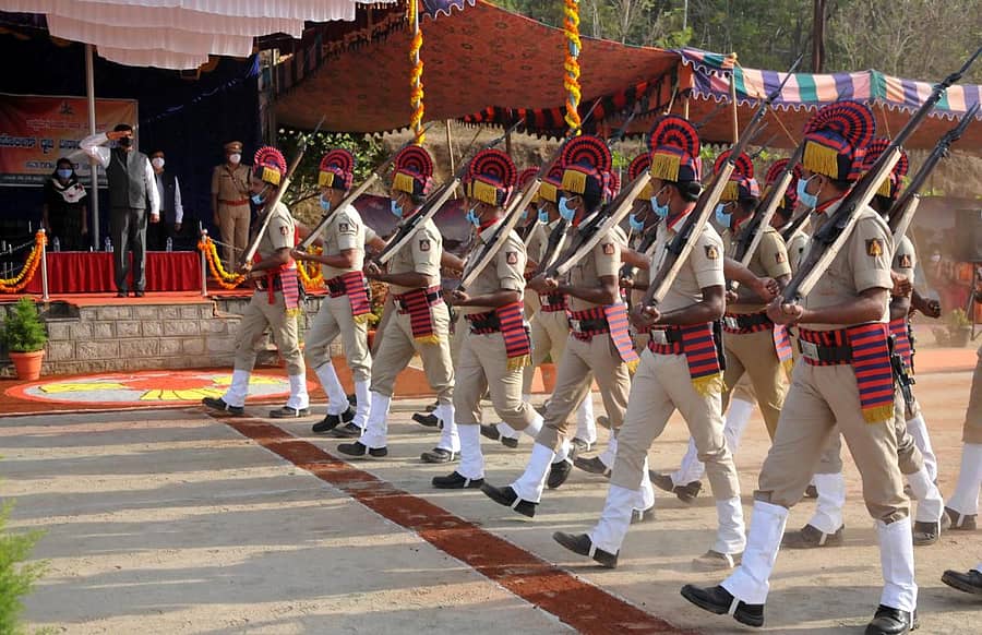ಚಿಕ್ಕಮಗಳೂರಿನಲ್ಲಿ ಶುಕ್ರವಾರ ನಡೆದ ಪೊಲೀಸ್‌ ಧ್ವಜ ದಿನಾಚರಣೆಯಲ್ಲಿ ಪಥಸಂಚಲನ ನಡೆಯಿತು. –ಪ್ರಜಾವಾಣಿ ಚಿತ್ರ