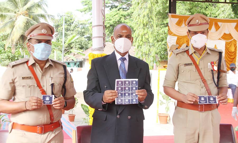 ಶಿವಮೊಗ್ಗ ಜಿಲ್ಲಾ ಪೊಲೀಸ್ ಕವಾಯತು ಮೈದಾನದಲ್ಲಿ ಹಮ್ಮಿಕೊಂಡಿದ್ದ ಪೊಲೀಸ್ ಧ್ವಜ ದಿನಾಚರಣೆಯಲ್ಲಿ ಪೊಲೀಸ್ ಧ್ವಜದ ಸ್ಟಿಕ್ಕರ್ ಅನ್ನು ನಿವೃತ್ತ ಸಿಪಿಐ ಜಿ.ವಿ. ಗಣೇಶಪ್ಪ ಬಿಡುಗಡೆ ಮಾಡಿದರು