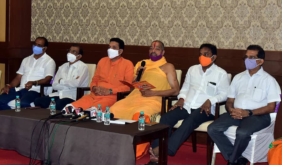 ಮಂಗಳೂರಿನಲ್ಲಿ ಪತ್ರಿಕಾಗೋಷ್ಠಿಯಲ್ಲಿ ಮಾಣಿಲ ಮೋಹನದಾಸ ಪರಮಹಂಸ ಸ್ವಾಮೀಜಿ ಮಾತನಾಡಿದರು. ನಳಿನ್‌ಕುಮಾರ್‌ ಕಟೀಲ್ ಇದ್ದಾರೆ.