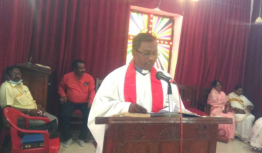 ಸುರಪುರದ ಮೆಥೋಡಿಸ್ಟ್ ಚರ್ಚ್‍ನಲ್ಲಿ ಶುಭ ಶುಕ್ರವಾರ ಅಂಗವಾಗಿ ಚರ್ಚ್ ಜಿಲ್ಲಾ ಮೇಲ್ವಿಚಾರಕ ಎಸ್.ಮನೋಶಾಂತ ದೈವ ಸಂದೇಶ ನೀಡಿದರು