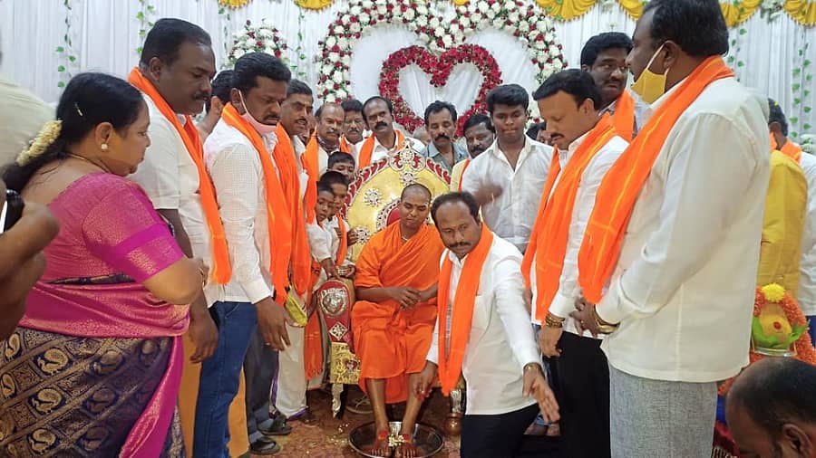 ಹೊಸಕೋಟೆಯಲ್ಲಿ ಆದಿಶಕ್ತಿ ಜನಜಾಗೃತಿ ಅಭಿಯಾನದ ವಿಜಯೋತ್ಸವ ನಿಮಿತ್ತ ನಡೆದ ಪ್ರವಚನ ಕಾರ್ಯಕ್ರಮದಲ್ಲಿ ಪ್ರಣವಾನಂದ ಪುರಿ ಸ್ವಾಮೀಜಿ ಅವರನ್ನು ಸನ್ಮಾನಿಸಲಾಯಿತು