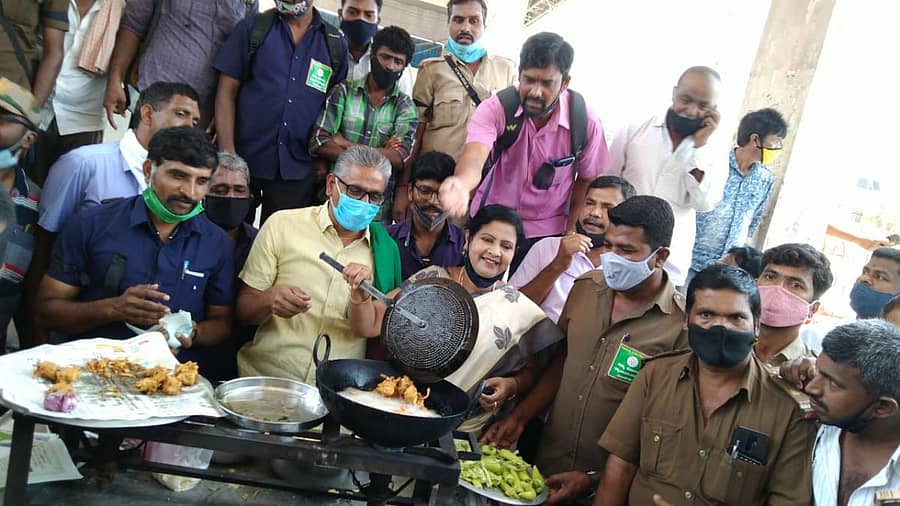 ಮೆಜೆಸ್ಟಿಕ್ ನಿಲ್ದಾಣದಲ್ಲಿ ಬಜ್ಜಿ, ಬೋಂಡ ತಯಾರಿಸಿದ ಕೋಡಿಹಳ್ಳಿ ಚಂದ್ರಶೇಖರ್