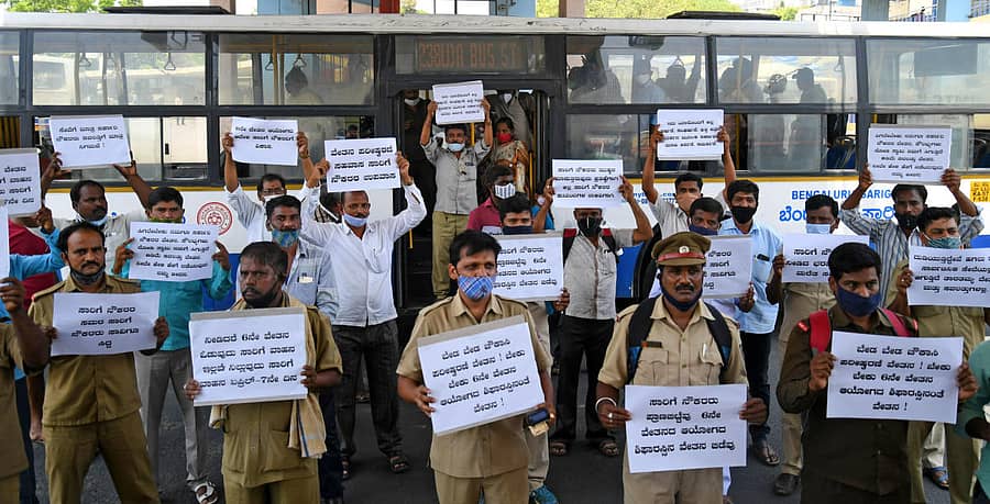 ಮೆಜೆಸ್ಟಿಕ್ ಕೆಂಪೇಗೌಡ ಬಸ್ ನಿಲ್ದಾಣದಲ್ಲಿ ಭಿತ್ತಿಪತ್ರಗಳನ್ನು ಪ್ರದರ್ಶಿಸಿದ ಸಾರಿಗೆ ಸಂಸ್ಥೆಗಳ ನೌಕರರು –ಪ್ರಜಾವಾಣಿ ಚಿತ್ರ