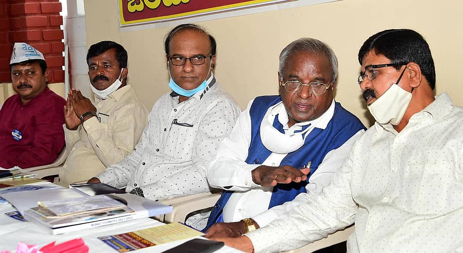 ಸಂವಾದ ಕಾರ್ಯಕ್ರಮದಲ್ಲಿ ರಿಪಬ್ಲಿಕನ್ ಪಾರ್ಟಿ ಆಫ್ ಇಂಡಿಯಾದ ರಾಜ್ಯಾಧ್ಯಕ್ಷ ಎಂ ವೆಂಕಟಸ್ವಾಮಿ (ಎಡದಿಂದ ನಾಲ್ಕನೆಯವರು) ಮತ್ತು ಉಪಾಧ್ಯಕ್ಷ ಪಿಳ್ಳರಾಜು ಬೋಸಪ್ಪ ಮಾತುಕತೆಯಲ್ಲಿ ತೊಡಗಿದ್ದರು. (ಎಡದಿಂದ) ಆಮ್ ಆದ್ಮಿ ಪಾರ್ಟಿಯ ವಕ್ತಾರ ಆರ್.ಜಿ ಮೋಹನ್, ಬಿಜೆಪಿ ಮುಖಂಡ ನಾರಾಯಣಸ್ವಾಮಿ ಮತ್ತು ಬಿಬಿಎಂಪಿಯ ಮಾಜಿ ವಿರೋಧ ಪಕ್ಷದ ನಾಯಕ ಅಬ್ದುಲ್ ವಾಜಿದ್ ಇದ್ದರು - ಪ್ರಜಾವಾಣಿ ಚಿತ್ರ