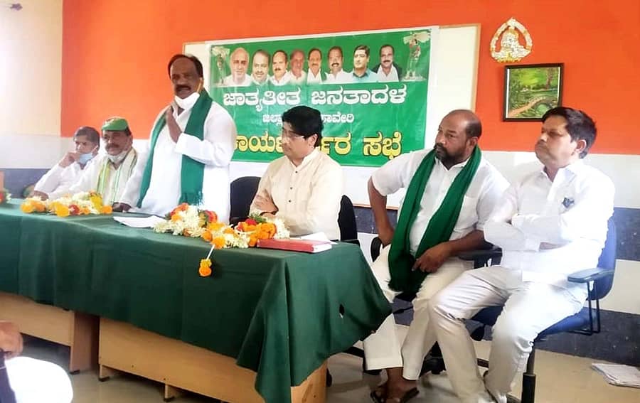 ಹಾವೇರಿ ನಗರದ ಹೊಟೇಲ್ ಮಾಲೀಕರ ಸಂಘದ ಸಭಾಭವನದಲ್ಲಿ ಶುಕ್ರವಾರ ನಡೆದ ಜೆಡಿಎಸ್ ಪಕ್ಷದ ಸಭೆಯಲ್ಲಿ ಮಾಜಿ ಶಾಸಕ ಎನ್.ಎಚ್. ಕೋನರಡ್ಡಿ ಮಾತನಾಡಿದರು