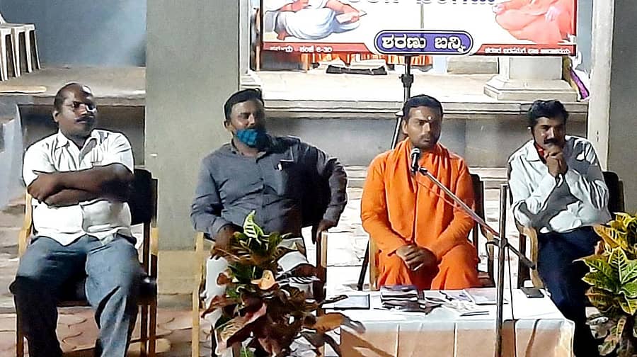 ಹಾವೇರಿ ನಗರದ ಹೊಸಮಠದಲ್ಲಿ ಶುಕ್ರವಾರ ಏರ್ಪಡಿಸಿದ್ದ ‘ಶರಣ ಸಂಗಮ’ ಕಾರ್ಯಕ್ರಮದಲ್ಲಿ ಸಾನ್ನಿಧ್ಯ ವಹಿಸಿ ಬಸವ ಶಾಂತಲಿಂಗ ಸ್ವಾಮೀಜಿ ಮಾತನಾಡಿದರು