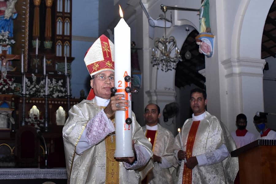 ಈಸ್ಟರ್ ಹಬ್ಬವನ್ನು ಕ್ರೈಸ್ತರು ಜಿಲ್ಲೆಯಾದ್ಯಂತ ಭಕ್ತಿ ಹಾಗೂ ಸಂಭ್ರಮದಿಂದ ಶನಿವಾರ ಆಚರಿಸಿದರು.