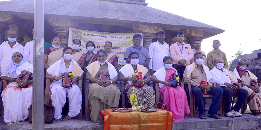 ಲಕ್ಕುಂಡಿಯ ಕಾರ್ಯಕ್ರಮದಲ್ಲಿ ಕೊರೊನಾ ಸೇನಾನಿಗಳನ್ನು ಸನ್ಮಾನಿಸಲಾಯಿತು.