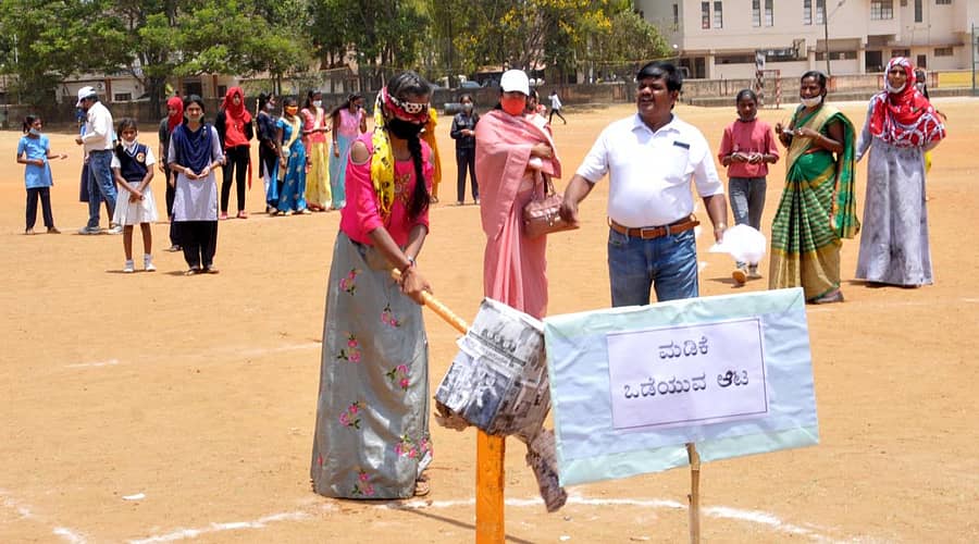 ಚಿಕ್ಕಮಗಳೂರಿನ ಜಿಲ್ಲಾ ಆಟದ ಮೈದಾನದಲ್ಲಿ ಶನಿವಾರ ನಡೆದ ಮಡಿಕೆ ಒಡೆಯುವ ಸ್ಪರ್ಧೆಯಲ್ಲಿ ಸ್ಪರ್ಧಿಯೊಬ್ಬರು ಪ್ರಯತ್ನದಲ್ಲಿ ತೊಡಗಿರುವುದು. –ಪ್ರಜಾವಾಣಿ ವಾರ್ತೆ