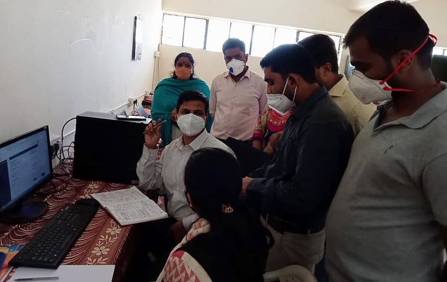 ಚಿಕ್ಕಮಗಳೂರಿನ ಕೋವಿಡ್‌ ವಾರ್‌ ರೂಂನಲ್ಲಿ ಶನಿವಾರ ಜಿಲ್ಲಾಧಿಕಾರಿ ರಮೇಶ್‌ ಅವರು ಜಿಲ್ಲೆಯ ಕೋವಿಡ್‌ ಸ್ಥಿತಿಗತಿ ಮಾಹಿತಿ ಪಡೆದುಕೊಂಡರು.