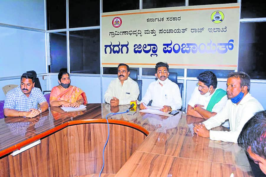 ಗದಗ ಜಿಲ್ಲಾಡಳಿತ ಭವನದಲ್ಲಿ ನಡೆದ ಸಭೆಯಲ್ಲಿ ಅಲೆಮಾರಿ ಹಾಗೂ ಅರೆ ಅಲೆಮಾರಿ ಅಭಿವೃದ್ಧಿ ನಿಗಮದ ಅಧ್ಯಕ್ಷ ಕೆ.ರವಿಂದ್ರ ಶೆಟ್ಟಿ ಮಾತನಾಡಿದರು.