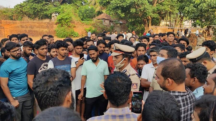 ಘಟನಾ ಸ್ಥಳಕ್ಕೆ ಮಂಗಳೂರು ಪೊಲೀಸ್‌ ಕಮಿಷನರ್‌ ಶಶಿಕುಮಾರ್ ಭೇಟಿ ನೀಡಿದರು