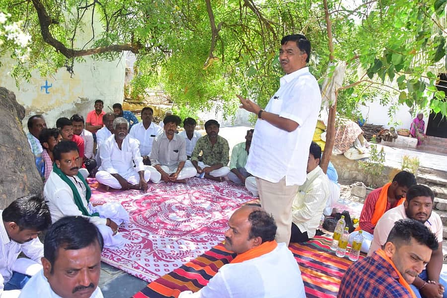 ಕವಿತಾಳ ಸಮೀಪದ ಬಸಾಪುರದಲ್ಲಿ ಭಾನುವಾರ ನಡೆದ ಚುನಾವಣಾ ಪ್ರಚಾರ ಸಭೆಯಲ್ಲಿ ರಾಜ್ಯ ಹಿಂದುಳಿದ ವರ್ಗಗಳ ಅಭಿವೃದ್ಧಿ ನಿಗಮದ ಅಧ್ಯಕ್ಷ ರಘು ಕೌಟಿಲ್ಯ ಮಾತನಾಡಿದರು