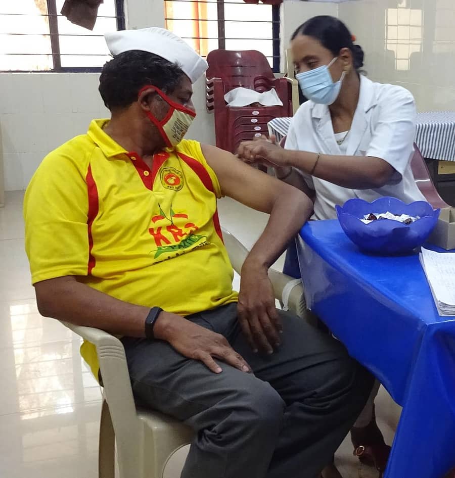 ಕರ್ನಾಟಕ ರಾಷ್ಟ್ರ ಸಮಿತಿ ಪಕ್ಷದ ರಾಜ್ಯ ಘಟಕದ ಅಧ್ಯಕ್ಷ ರವಿಕೃಷ್ಣ ರೆಡ್ಡಿ ಭಾನುವಾರ ಹೊಸಪೇಟೆಯಲ್ಲಿ ಕೊರೊನಾ ಲಸಿಕೆ ಹಾಕಿಸಿಕೊಂಡರು