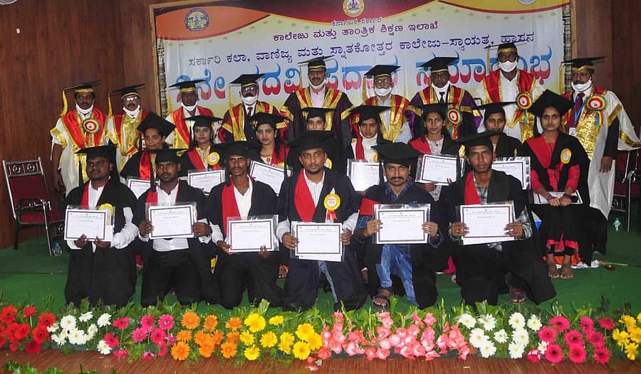 ಹಾಸನ ಸರ್ಕಾರಿ ಕಲಾ ಕಾಲೇಜಿನಲ್ಲಿ ನಡೆದ ಸಮಾರಂಭದಲ್ಲಿ ವಿದ್ಯಾರ್ಥಿಗಳಿಗೆ ಪ್ರದವಿ ಪ್ರದಾನ ಮಾಡಲಾಯಿತು.