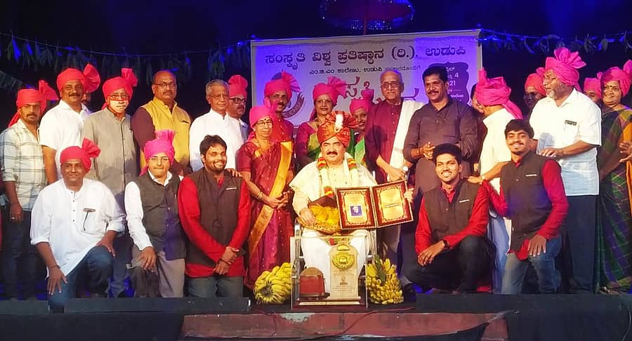 ಸಂಸ್ಕೃತಿ ವಿಶ್ವ ಪ್ರತಿಷ್ಠಾನದಿಂದ ಎಂಜಿಎಂ ಕಾಲೇಜಿನ ಮುದ್ದಣ ಮಂಟಪದಲ್ಲಿ ಭಾನುವಾರ ಸಮಾರೋಪಗೊಂಡ ಸಂಸ್ಕೃತಿ ಉತ್ಸವದಲ್ಲಿ ಆಳ್ವಾಸ್ ಶಿಕ್ಷಣ ಪ್ರತಿಷ್ಠಾನದ ಅಧ್ಯಕ್ಷ ಮೋಹನ್ ಆಳ್ವ ಅವರಿಗೆ ‘ವಿಶ್ವಪ್ರಭಾ’ ಪುರಸ್ಕಾರ ನೀಡಲಾಯಿತು.