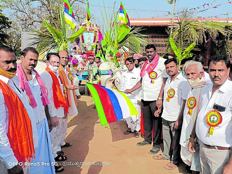 ಹುಲಿಗಿಯಲ್ಲಿ ಭಾನುವಾರ ರೇಣುಕಾಚಾರ್ಯ ಜಯಂತಿ ಪ್ರಯುಕ್ತ ನಡೆದ ಭಾವಚಿತ್ರ ಮೆರವಣಿಗೆಗೆ ಶಾಸಕ ರಾಘವೇಂದ್ರ ಹಿಟ್ನಾಳ ಚಾಲನೆ ನೀಡಿದರು