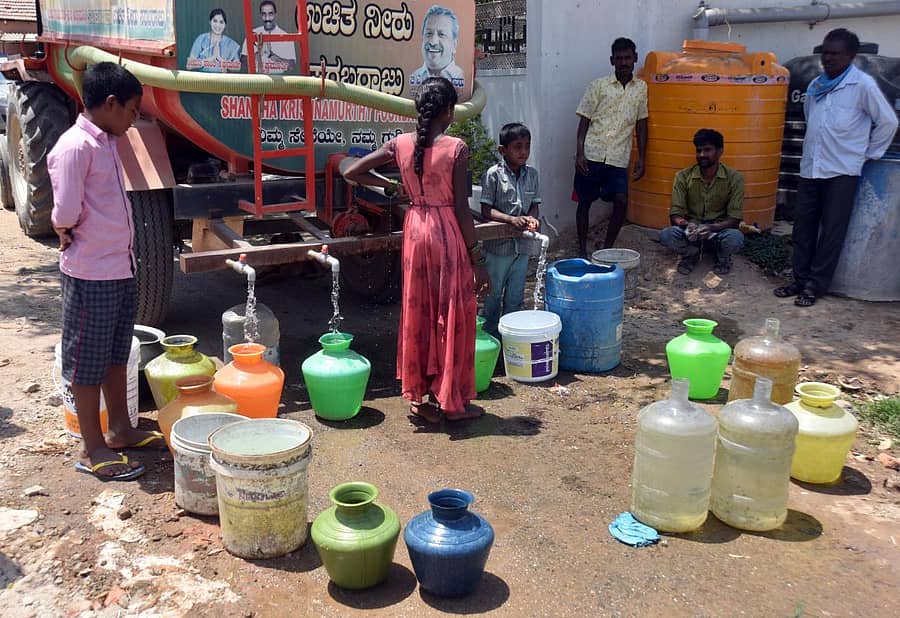 ಕೆ.ಆರ್.ಪುರದಲ್ಲಿ ಶಾಂತಾ ಕೃಷ್ಣಮೂರ್ತಿ ಫೌಂಡೇಷನ್ ವತಿಯಿಂದ ಜನರಿಗೆ ಉಚಿತವಾಗಿ ನೀರು ಪೂರೈಸಲಾಗುತ್ತಿದೆ ಪ್ರಜಾವಾಣಿ ಚಿತ್ರ ಅನೂಪ್ ರಾಘ್ ಟಿ.