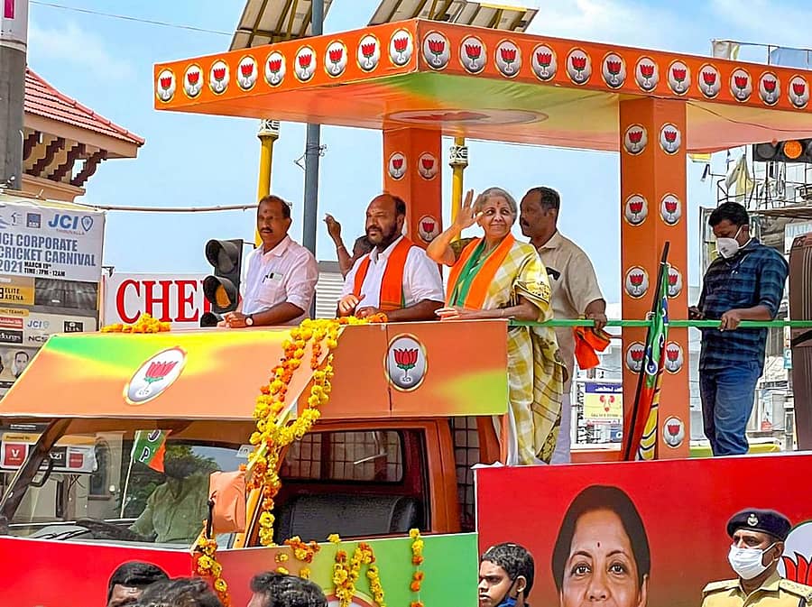 ಕೇಂದ್ರ ಸಚಿವೆ ನಿರ್ಮಲಾ ಸೀತಾರಾಮನ್ ಅವರು ತಿರುವಲ್ಲದಲ್ಲಿ ಬಿಜೆಪಿ ಪರವಾಗಿ ರೋಡ್ ಶೋ ನಡೆಸಿದರು