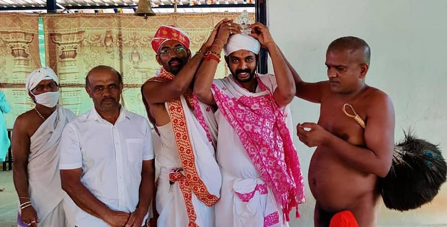 ಅಡಗೂರು ಜೈನರಗುತ್ತಿಯಲ್ಲಿ ಪಂಚಕಲ್ಯಾಣ ಮಂಡಲಪೂಜೆ ಅಂಗವಾಗಿ ಆರಾಧನೆಗೆ ಶಾಸ್ತ್ರೋಕ್ತವಾಗಿ ತೀರ್ಥಂಕರರ ಮೂರ್ತಿ ತರಲಾಯಿತು