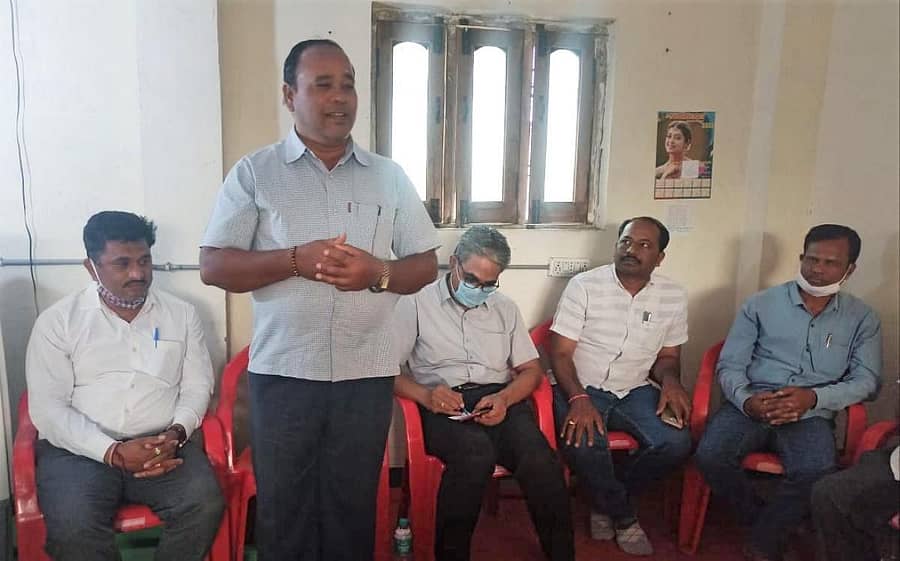 ಔರಾದ್ ಪಟ್ಟಣದಲ್ಲಿ ಶನಿವಾರ ಕನ್ನಡ ಸಾಹಿತ್ಯ ಪರಿಷತ್ ಅಧ್ಯಕ್ಷ ಸ್ಥಾನದ ಚುನಾವಣೆ ಸಂಬಂಧ ನಡೆದ ಸಭೆಯಲ್ಲಿ ಚಂದ್ರಕಾಂತ ನಿರ್ಮಳೆ ಮಾತನಾಡಿದರು