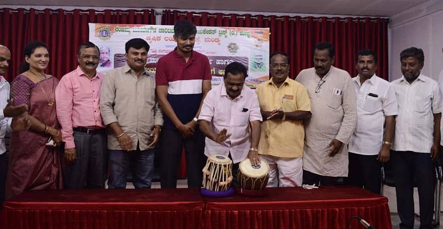 ಮಂಡ್ಯ ನಗರದ ಕೆ.ವಿ.ಶಂಕರಗೌಡ ಶತಮಾನೋತ್ಸವ ಭವನದಲ್ಲಿ ಭಾನುವಾರ ನಡೆದ ಕಾರ್ಯಕ್ರಮವನ್ನು ವಿಧಾನ ಪರಿಷತ್ ಸದಸ್ಯ ಕೆ.ಟಿ.ಶ್ರೀಕಂಠೇಗೌಡ ಅವರು ತಬಲ ಬಾರಿಸುವ ಮೂಲಕ ಉದ್ಘಾಟಿಸಿದರು