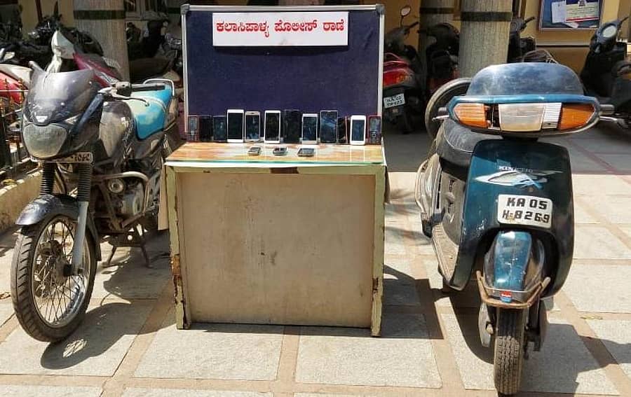 ಆರೋಪಿಗಳಿಂದ ಜಪ್ತಿ ಮಾಡಲಾದ ಬೈಕ್ ಹಾಗೂ ಮೊಬೈಲ್‌ಗಳು