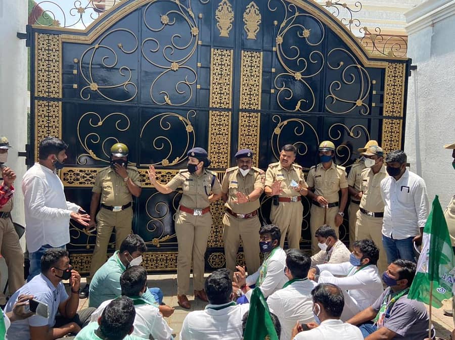 ಕುಮಾರಸ್ವಾಮಿ ವಿರುದ್ಧದ ವರ ಬಣ್ಣದ ಕುರಿತ ಹೇಳಿಕೆಗೆ ಕ್ಷಮೆ ಯಾಚಿಸುವಂತೆ ಆಗ್ರಹಿಸಿ ಜೆಡಿಎಸ್ ಯುವ ಘಟಕದ ಸದಸ್ಯರು ಕಾಂಗ್ರೆಸ್ ಶಾಸಕ ಬಿ.ಜೆಡ್. ಜಮೀರ್ ಅಹಮ್ಮದ್ ಖಾನ್ ಮನೆ ಎದುರು ಭಾನುವಾರ ಪ್ರತಿಭಟನೆ ನಡೆಸಿದರು.