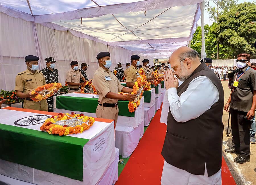 ಛತ್ತೀಸ್ಗಡದ ಎರಡು ಜಿಲ್ಲೆಗಳಲ್ಲಿ ನಕ್ಸಲರೊಂದಿಗೆ ನಡೆದ ಗುಂಡಿನ ಚಕಮಕಿಯಲ್ಲಿ ಹುತಾತ್ಮರಾದ ಭದ್ರತಾ ಸಿಬ್ಬಂದಿಗೆ ಕೇಂದ್ರ ಗೃಹ ಸಚಿವ ಅಮಿತ್ ಶಾ ಸೋಮವಾರ ಅಂತಿಮ ನಮನ ಸಲ್ಲಿಸಿದರು.