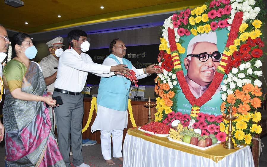 ಶಿವಮೊಗ್ಗದಲ್ಲಿ ಸೋಮವಾರ ಹಮ್ಮಿಕೊಂಡಿದ್ದ ಬಾಬು ಜಗಜೀವನ್ ರಾಂ ಅವರ ಜನ್ಮದಿನಾಚರಣೆಯಲ್ಲಿ ಜಿಲ್ಲಾ ಉಸ್ತುವಾರಿ ಸಚಿವ ಕೆ.ಎಸ್.ಈಶ್ವರಪ್ಪ ಜಗಜೀವನ್ ರಾಂ ಅವರ ಭಾವಚಿತ್ರಕ್ಕೆ ಪುಷ್ಪ ನಮನ ಸಲ್ಲಿಸಿದರು.