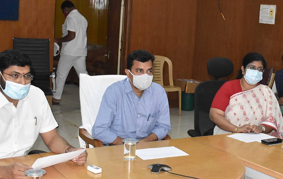 ಬೀದರ್‌ನ ಜಿಲ್ಲಾಧಿಕಾರಿ ಕಚೇರಿ ಸಭಾಂಗಣದಲ್ಲಿ ಸಾಮಾನ್ಯ ಚುನಾವಣಾ ವೀಕ್ಷಕ ಅಲೋಕ್ ಗುಪ್ತ ಸಮ್ಮುಖದಲ್ಲಿ ಇವಿಎಂ ರ್‍ಯಾಂಡ್‌ಮೈಜೇಷನ್ ನಡೆಯಿತು