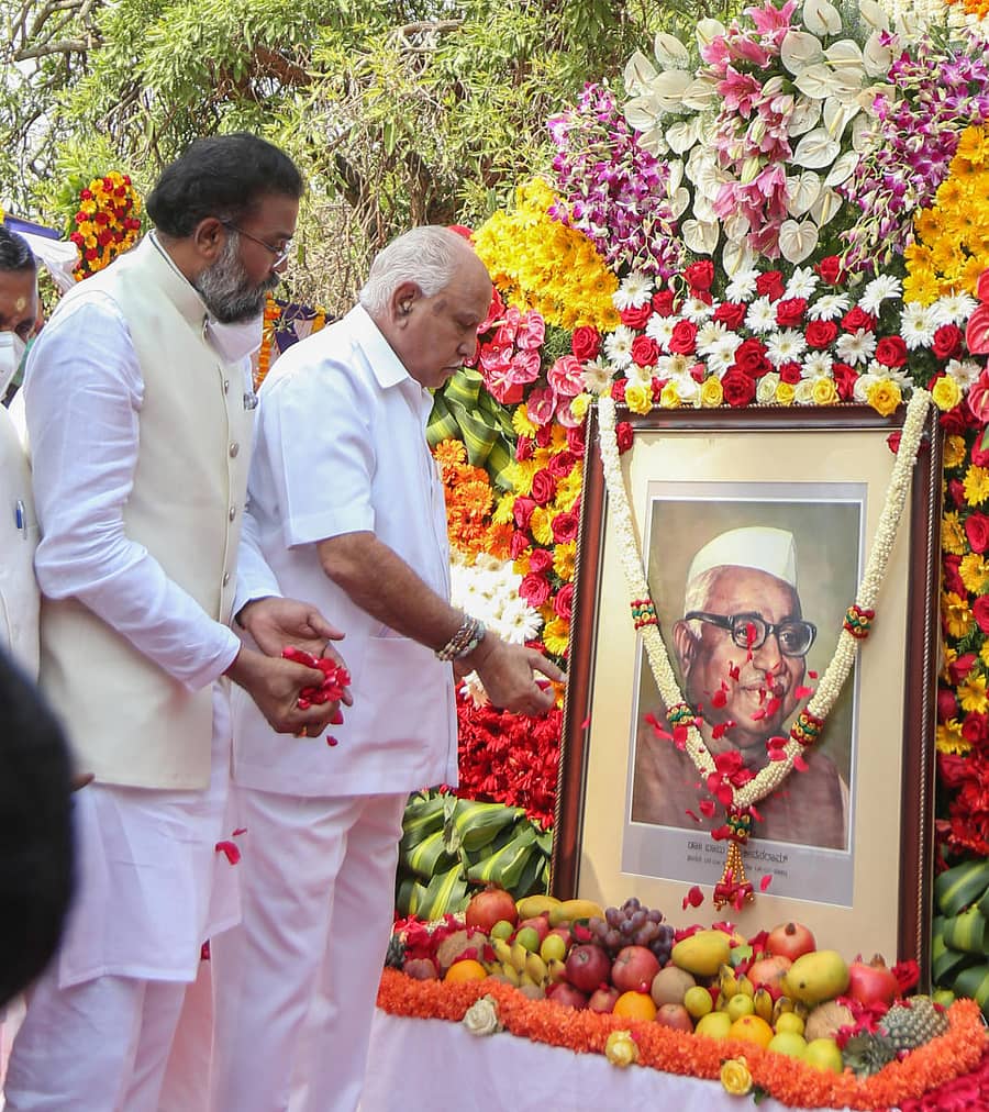 ವಿಧಾನಸೌಧದ ಆವರಣದಲ್ಲಿ ಸೋಮವಾರ ನಡೆದ ಡಾ. ಬಾಬು ಜಗಜೀವನ್ ರಾಂ ಜನ್ಮದಿನಾಚರಣೆ ಸಮಾರಂಭದಲ್ಲಿ ಮುಖ್ಯಮಂತ್ರಿ ಬಿ.ಎಸ್. ಯಡಿಯೂರಪ್ಪ ಮತ್ತು ಸಮಾಜ ಕಲ್ಯಾಣ ಸಚಿವ ಬಿ. ಶ್ರೀರಾಮುಲು ಅವರು ಜಗಜೀವನ್ ರಾಂ ಅವರ ಭಾವಚಿತ್ರಕ್ಕೆ ಪುಷ್ಪನಮನ ಸಲ್ಲಿಸಿದರು– ಪ್ರಜಾವಾಣಿ ಚಿತ್ರ