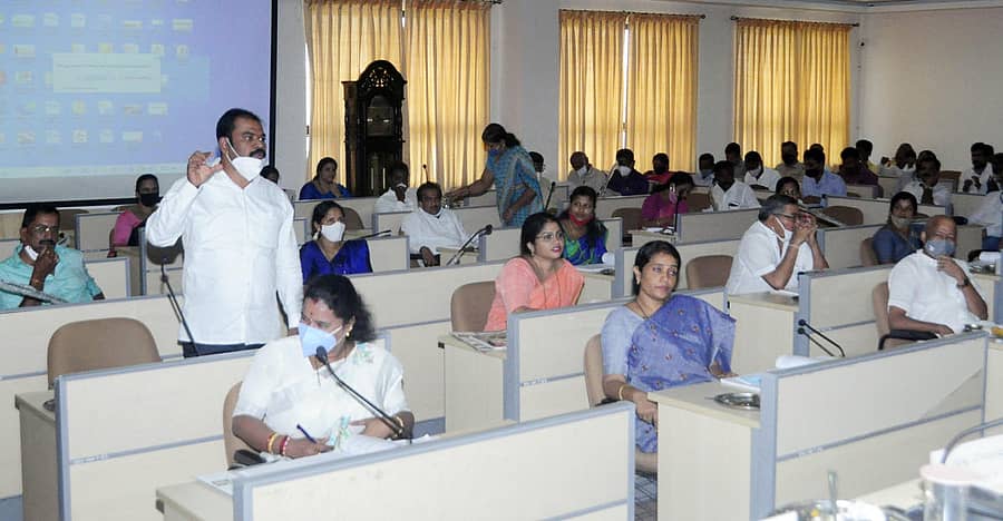 ಜಿಲ್ಲಾ ಪಂಚಾಯಿತಿ ಸಭಾಂಗಣದಲ್ಲಿ ಸೋಮವಾರ ನಡೆದ ಸಾಮಾನ್ಯ ಸಭೆಯಲ್ಲಿ ಸದಸ್ಯರು ಚರ್ಚಿಸುತ್ತಿರುವ ದೃಶ್ಯ.