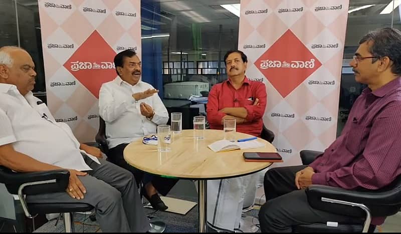 ಫೇಸ್‌ಬುಕ್ ಲೈವ್ ಸಂವಾದದಲ್ಲಿ ಕಾಂಗ್ರೆಸ್ ಶಾಸಕ ಕೆ. ಆರ್. ರಮೇಶ್ ಕುಮಾರ್, ವಿಧಾನ ಪರಿಷತ್ ಸದಸ್ಯ ಆಯನೂರು ಮಂಜುನಾಥ್ ಮತ್ತು ಜೆಡಿಎಸ್ ಮುಖಂಡ ವೈ. ಎಸ್. ವಿ. ದತ್ತ ಪಾಲ್ಗೊಂಡಿದ್ದಾರೆ.