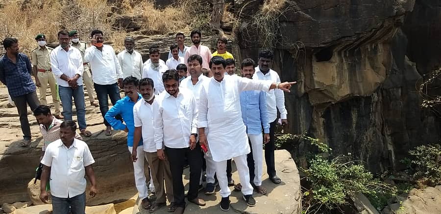 ಪ್ರವಾಸೋದ್ಯಮ ಸಚಿವ ಸಿ.ಪಿ. ಯೋಗೀಶ್ವರ ಅವರು ಚಿಂಚೋಳಿ ತಾಲ್ಲೂಕಿನ ಎತ್ತಿಪೋತೆ ಜಲಪಾತವನ್ನು ಸೋಮವಾರ ವೀಕ್ಷಿಸಿದರು.