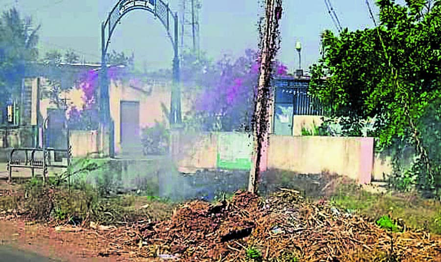 ಔರಾದ್ ತಾಲ್ಲೂಕಿನ ಕೌಠಾ (ಬಿ) ಗ್ರಾಮದಲ್ಲಿನ ಸರ್ಕಾರಿ ಕಚೇರಿ ಎದುರಲ್ಲೆ ಕಸದ ರಾಶಿ ಬಿದ್ದಿರುವುದು