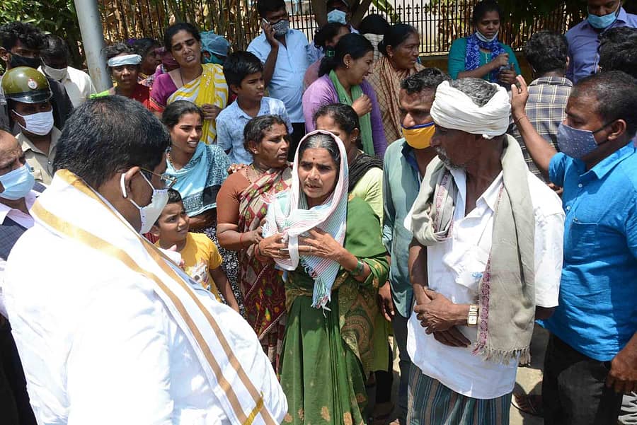 ಉಸ್ತುವಾರಿ ಸಚಿವ ಕೆ.ಗೋಪಾಲಯ್ಯ ಅವರು ಹಾಸನ ಜಿಲ್ಲಾಸ್ಪತ್ರೆಗೆ ಭೇಟಿ ನೀಡಿ ಮೃತ ಕಾರ್ಮಿಕನ ಕುಟುಂಬದವರಿಗೆ ಸಾಂತ್ವನ ಹೇಳಿದರು