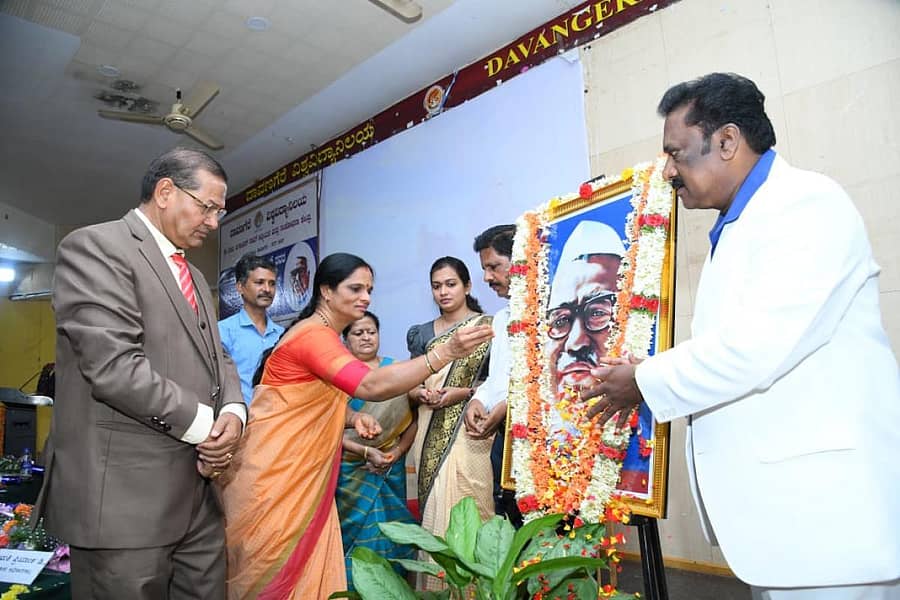 ದಾವಣಗೆರೆ ವಿಶ್ವವಿದ್ಯಾಲಯದಲ್ಲಿ ಸೋಮವಾರ ಏರ್ಪಡಿಸಿದ್ದ ಡಾ.ಬಾಬೂ ಜಗಜೀವನರಾಂ ಜನ್ಮದಿನಾಚರಣೆ ಕಾರ್ಯಕ್ರಮದಲ್ಲಿ ಕುಲಸಚಿವೆ ಪ್ರೊ. ಗಾಯತ್ರಿ ದೇವರಾಜ ಬಾಬೂಜಿ ಭಾವಚಿತ್ರಕ್ಕೆ ಪುಷ್ಪಾರ್ಪಣೆ ಮಾಡಿದರು. ಕುಲಪತಿ ಪ್ರೊ. ಶರಣಪ್ಪ ವಿ. ಹಲಸೆ ಅವರೂ ಇದ್ದರು.